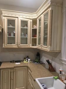 ตู้ครัวไม้เนื้อแข็งคลาสสิกสีขาวโบราณพร้อมสัมผัสทองหรูหรา - Product Image 6