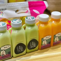 Bouteille en plastique transparente carrée personnalisée de haute qualité de 350 ml avec couvercle, imprimée à l'écran