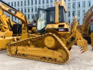 รถดันดิน CAT D5M มือสอง ลดราคาพิเศษ, กำลังเครื่องยนต์ 100 แรงม้า, ระบบไฮดรอลิกที่เชื่อถือได้, ช่วงล่างเสริมความแข็งแรง, สายพานคุณภาพดี, เหมาะสำหรับงานต่างๆ - Product Image 1