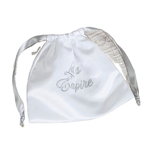 Pochette de rangement de luxe en satin rose pour cosmétiques, soins de la peau et parfums, avec dessus à volants, sac anti-poussière en satin personnalisé avec cordon de serrage - Product Image 3