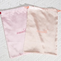Pochette en satin rose personnalisée avec logo imprimé, sac de rangement de luxe doux pour cheveux, lingerie, cosmétiques, sac anti-poussière en soie satinée