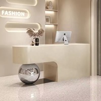 Comptoir d'accueil de luxe moderne en MDF laqué, blanc crème, sur mesure, avec éclairage LED dimmable, pour usage hôtelier
