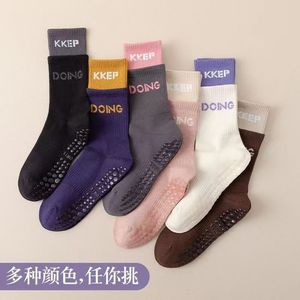 Chaussettes de yoga antidérapantes professionnelles neuves avec logo OEM, chaussettes de Pilates, chaussettes mi-mollet, chaussettes de sport mi-longues, chaussettes de sol de couleur unie - Product Image 3