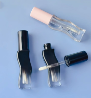 Vente en gros de contenants pour huile à lèvres en forme de vague de 2,5 ml, tube à gloss à lèvres rose vide, emballage cosmétique pour gloss à lèvres, logo personnalisé