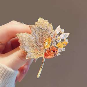 Gitmek parti zarif Rhinestone Maple Leaf büyük broş Pins kadınlar için yaprak broş giyim aksesuarları yaka <span class=keywords><strong>Pin</strong></span> ceket Corsages - Product Image 1