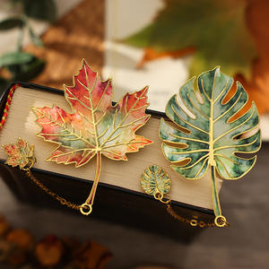 LABON Marque-page élégant en métal en forme de feuille, de luxe, ajouré, avec pendentif pompon, papeterie esthétique naturelle pour lecteurs - Product Image 1
