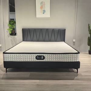 <span class=keywords><strong>Lit</strong></span> moderne en similicuir noir avec tête <span class=keywords><strong>de</strong></span> <span class=keywords><strong>lit</strong></span> rembourrée Cadre <span class=keywords><strong>de</strong></span> <span class=keywords><strong>lit</strong></span> en <span class=keywords><strong>bois</strong></span> massif <span class=keywords><strong>de</strong></span> taille double minimaliste pour chambre à coucher d'appartement - Product Image 3