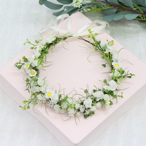 Couronne de fleurs artificielles faites à la main, avec gypsophile et eucalyptus, pour femme, idéale pour mariée, coiffe, voyage, photographie en extérieur - Product Image 1