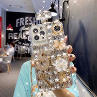Étui de téléphone de luxe en diamant avec strass pour iPhone 15 Plus coque de bouteille de parfum avec lanière sangle de chaîne étuis pour femmes pour iPhone 15