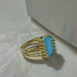 Bague élégante en or 22 carats avec pierre précieuse bleue et accents de diamants sur les côtés, bague de créateur élégante pour femmes, bijoux modernes - Product Image 3
