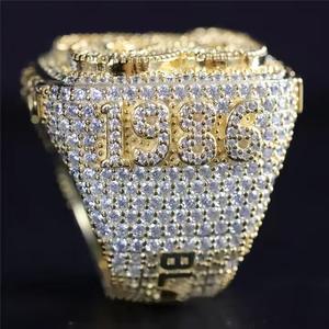 แหวนเงินแท้ 925 มินิมอลลิสต์ ประดับมอสซาไนต์ ดีไซน์เรียบหรู พร้อมหินเจียระไนทรงเหลี่ยม ให้ลุคทันสมัยและสง่างาม - Product Image 3