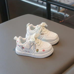 أحذية رياضية حمراء للكاحل بتصميم كرتوني للعام الجديد <span class=keywords><strong>2026</strong></span>، أحذية بيضاء عصرية متعددة الاستخدامات للفتيات الصغيرات - Product Image 3