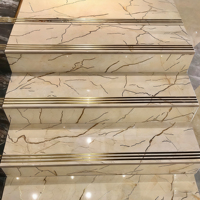 Maison bon marché 480x1200 belle marche d'escalier dorée antidérapante carrelage de sol en céramique polie pour salle d'exposition de centre commercial intérieur