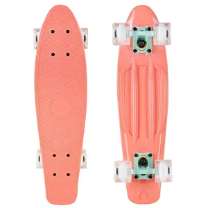 Skateboard complet en plastique bon marché de 22 pouces avec roues lumineuses à LED colorées