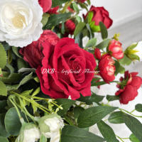 Centre de table de mariage haut de gamme, fleurs artificielles réalistes, boule de roses rouges et blanches, centre de table pour événement de mariage