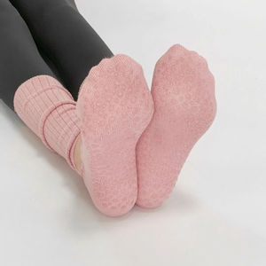 Chaussettes antidérapantes à logo personnalisé, prix usine, pour femme, idéales pour le barre, le yoga et le pilates. - Product Image 6