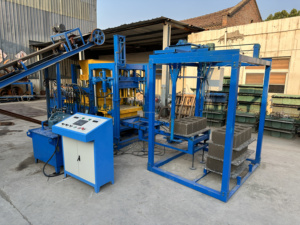 Machine de moulage de blocs de béton entièrement automatique QT4-15, machine hydraulique à briques, machine à briques <span class=keywords><strong>creuses</strong></span> en ciment à économie d'énergie - Product Image 3