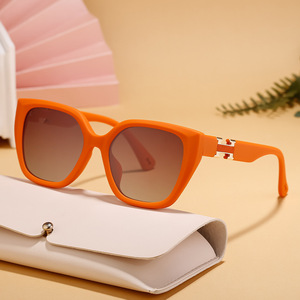 Lunettes de soleil œil de chat style européen et américain pour femmes, protection UV400, monture PC, verres noirs, tendance streetwear, protection solaire - Product Image 2