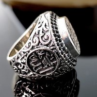 Bague argent antique sculptée volute ornée gravure audacieuse accessoire doigt mode homme