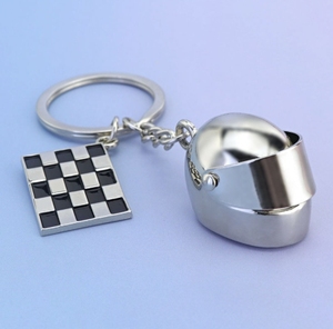 Sáng tạo xe máy Mũ bảo hiểm Keychain Mặt dây chuyền tùy chỉnh màu đen và trắng rô Cờ Mũ bảo hiểm vài Keychain xe máy - Product Image 2