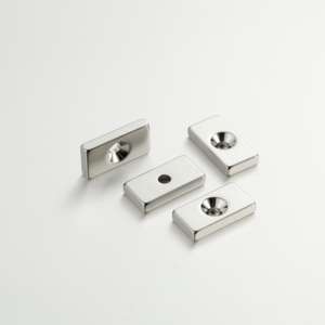 Imanes de neodimio con agujeros para tornillos Bloque cuadrado y base magnética redonda Agujeros avellanados planos - Product Image 3