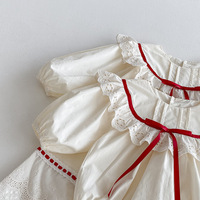Tenues pour bébé fille et petite sœur : Combinaison ample en coton beige avec dentelle et robe avec nœud rouge