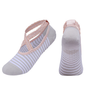 Chaussettes de danse féminines pour femmes, coupe courte, en coton peigné, antidérapantes avec points en silicone et détails élégants en dentelle - Product Image 4