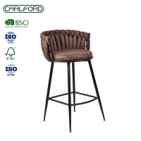 Tabouret de bar contemporain en cuir synthétique marron capitonné avec cadre en métal noir pour la maison, l'hôtel ou les intérieurs modernes.