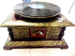 Tocadiscos Antiguo con Bocina de Latón, Equipo de Audio Gramófono en Venta, Gramófono Antiguo con Base de Madera - Product Image 3