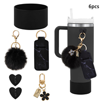 1 pièce : Ensemble d'accessoires pour gobelet, comprenant un porte-clés pompon, un embout de paille fleuri, une housse de paille en silicone et des breloques décoratives pour gobelet