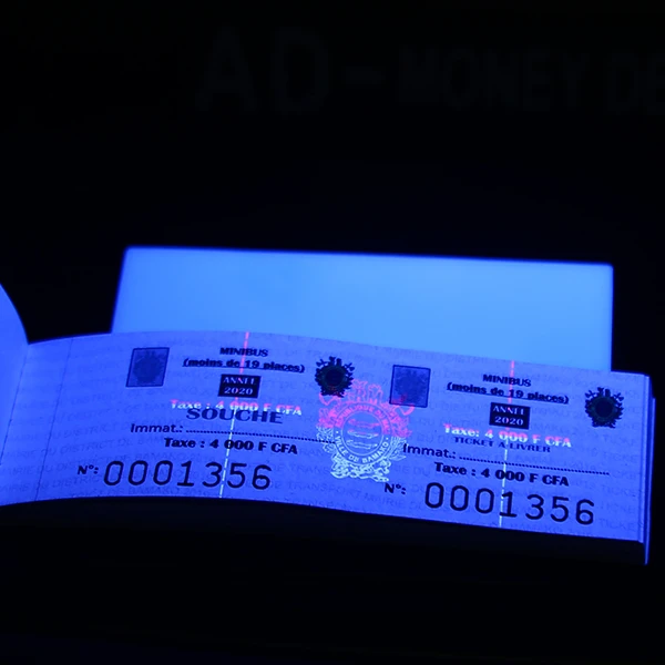 Перфорированная печать билета с голограммой под ультрафиолетовым светом