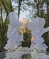 Grande installation artistique en organza et soie en forme de fleur géante pour la décoration de scène de mariage ou de fête