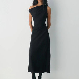 Robe longue décontractée noire élégante en satin uni, à épaules dénudées, avec tissu modal et décoration en cristal pour femme - Product Image 4