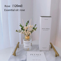 Diffuseur de parfum d'intérieur avec bâton et liquide de parfum et de belles fleurs séchées