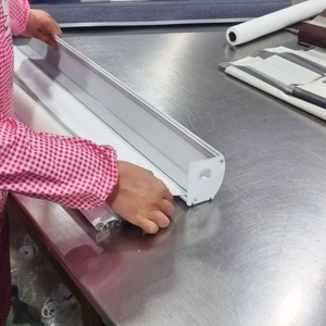 <span class=keywords><strong>Tende</strong></span> <span class=keywords><strong>a</strong></span> <span class=keywords><strong>rullo</strong></span> su misura <span class=keywords><strong>per</strong></span> <span class=keywords><strong>tende</strong></span> oscuranti zebrate oscuranti, tessuto <span class=keywords><strong>a</strong></span> <span class=keywords><strong>rullo</strong></span> finestra francese scatola trasparente in PVC 4/6 pezzi/scatola di cartone romana - Product Image 6