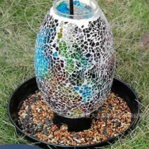 Mangeoire à oiseaux solaire en verre mosaïque, design moderne et arrondi, station d'alimentation extérieure écologique pour oiseaux - Product Image 2