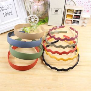 Diadema de plástico estilo macaron para mujer, accesorios para el cabello ondulados de color sólido, tocado informal de alta calidad, origen Jinhua, primavera 2022 - Product Image 1