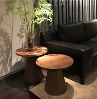 Table basse en bois massif de couleur noyer à bord étroit de luxe léger de style rétro