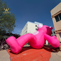 Statue de mascotte géante gonflable en forme d'ours rose allongé pour l'installation en centre commercial pour la Saint-Valentin, ornement pour spot photo sur pelouse de complexe hôtelier