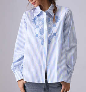 Chemises à boutons rayées bleu clair pour femmes avec fleurs brodées prêtes à être expédiées! Hauts vintage formels pour les saisons de printemps et d'automne - Product Image 2