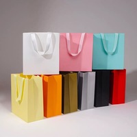 Sacs en papier de luxe écologiques recyclés, résistants à l'humidité, avec poignées longues, pour vêtements, chaussures, fourrures, bouquets de fleurs et cadeaux (vente en gros)