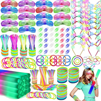 OLUPP 282 pièces – Fournitures de fête d'anniversaire pour adultes qui brillent dans le noir : 18 bâtons en mousse, 18 lunettes LED, 200 bâtons lumineux, 30 lumières à doigts, 8