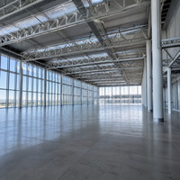 Salle d'exposition en acier à grande portée avec mur-rideau en verre pour centre événementiel