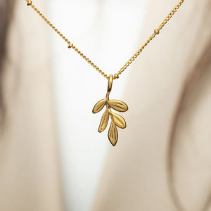 Collar con Colgante de Rama de Olivo de Acero Inoxidable de Primera Calidad, Chapado en Oro de 18K, Joyería con Mensaje de Paz y Esperanza, Regalo Inspirador para Ella - Product Image 1
