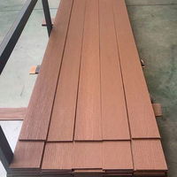 Revêtement de terrasse en WPC de deuxième génération de qualité supérieure, co-extrusion, résistant à l'eau, résistant aux UV, moderne, populaire