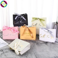 Sacs cadeaux en papier beige personnalisés avec votre propre logo, ruban imprimé or, poignées en corde, sacs d'emballage pour boutiques de détail, mariages