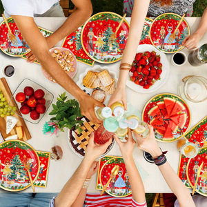 Nouvel Arrivage : Ensemble de Vaisselle Jetable Thème Casse-Noisette Rouge – Fournitures Modernes pour Fêtes de Noël avec Assiettes, Gobelets, Serviettes et Nappe en Papier - Product Image 5