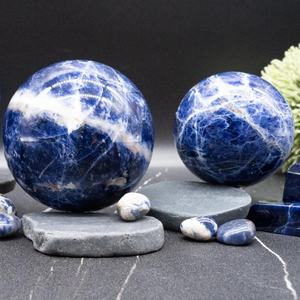 Boule de Sodalite Bleue Naturelle, Pierre Ronde Polie avec un Extérieur Lisse et des Veines Blanches Naturelles - Product Image 1