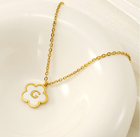 Collier en acier inoxydable européen et américain avec pendentif trèfle et 26 lettres en coquillage plaqué or 18 carats