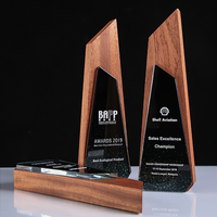 HDW Vente en gros Vainqueur de jeu de sport plaqué or Fitness Musculation Gymnastique Dart Coupe du trophée de cristal Trophée en bois personnalisé